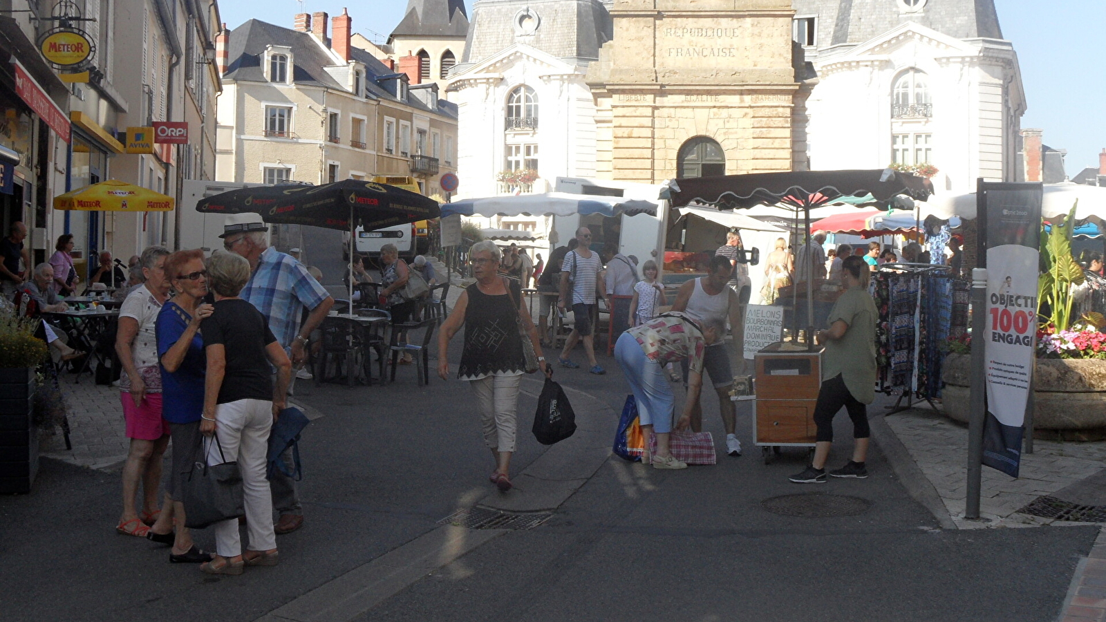 Marché estival nocturne