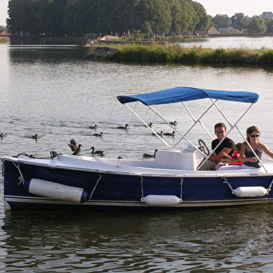 Embarquez en bateau électrique de l'étang de Baye aux Voûtes de la Collancelle